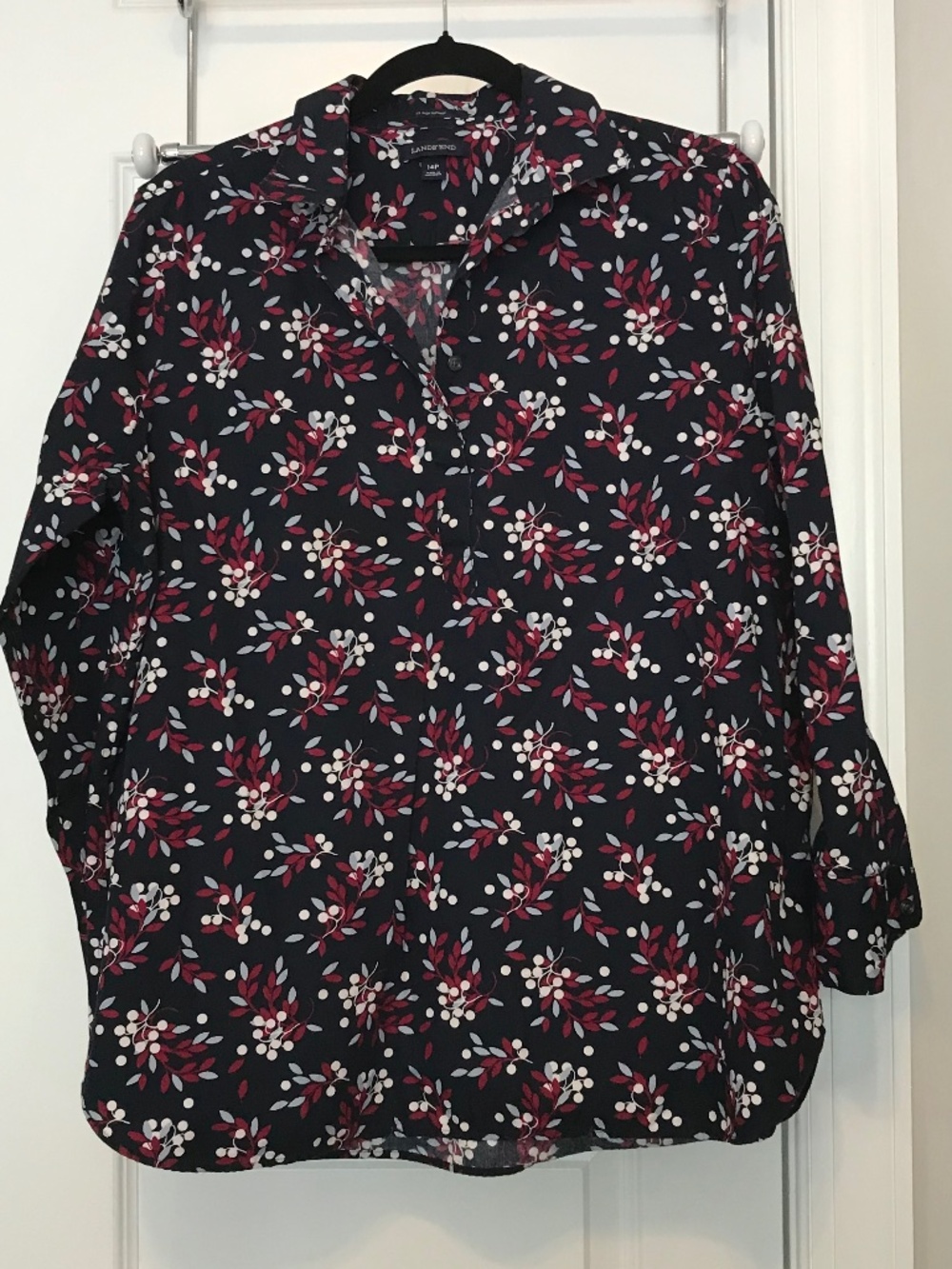Land’s End dark blue 💯% supima cotton long sleeve floral v-neck blouse (14P)